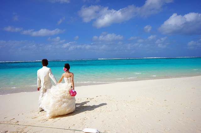 novomanželé na pláži